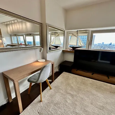 Apartment Metro X2 Fast Wifi 400 Mbs 70'tv Netflix Hbo Max Appletv+ Disney+ Warsaw