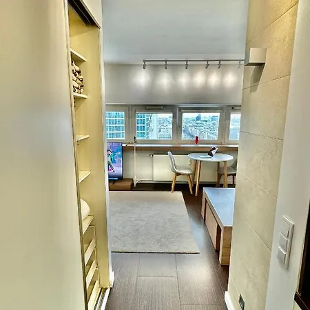 Metro X2 Fast Wifi 400 Mbs 70'tv Netflix Hbo Max Appletv+ Disney+ Apartment Warsaw