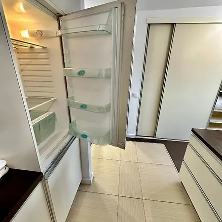 Metro X2 Fast Wifi 400 Mbs 70'tv Netflix Hbo Max Appletv+ Disney+ Apartment Warsaw