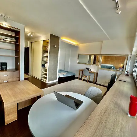 Metro X2 Fast Wifi 400 Mbs 70'tv Netflix Hbo Max Appletv+ Disney+ Apartment Warsaw